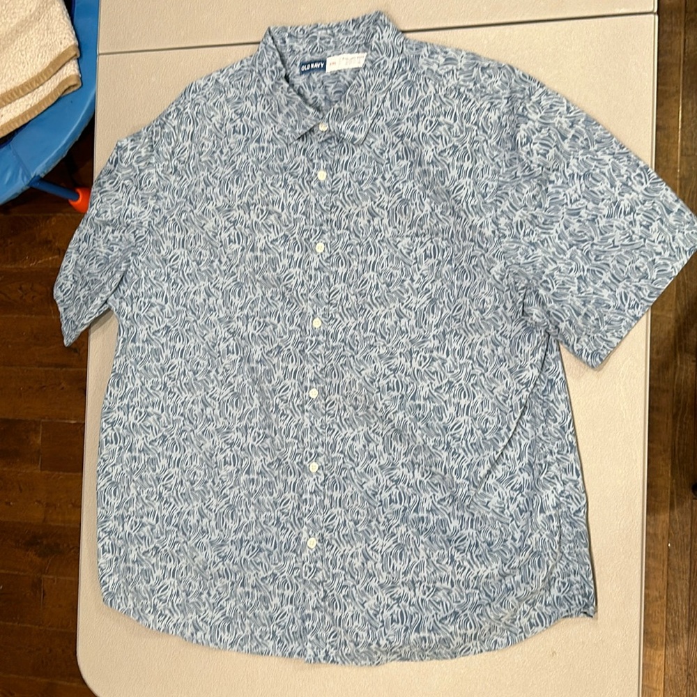 Old navy short sleeve button down shirt. Xxl